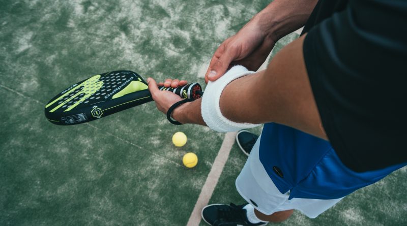 Padelspelare på padelbana med bollar